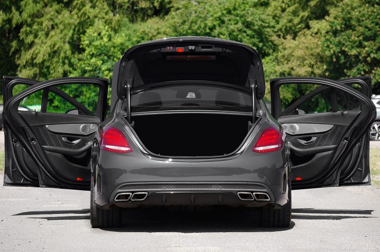 A luxury car with all doors and trunk open, showcasing elegant design and spacious interior. Une voiture de luxe avec toutes les portes et le coffre ouverts, mettant en avant un design élégant et un intérieur spacieux.