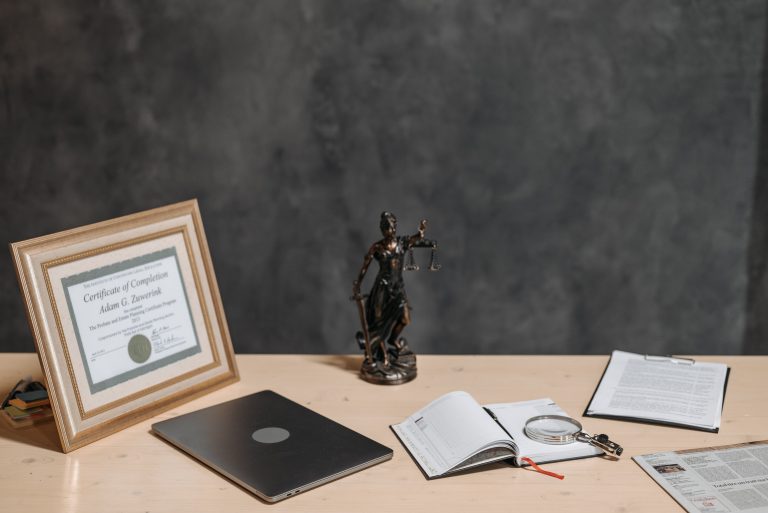 Bureau d'avocat avec statue justice et documents