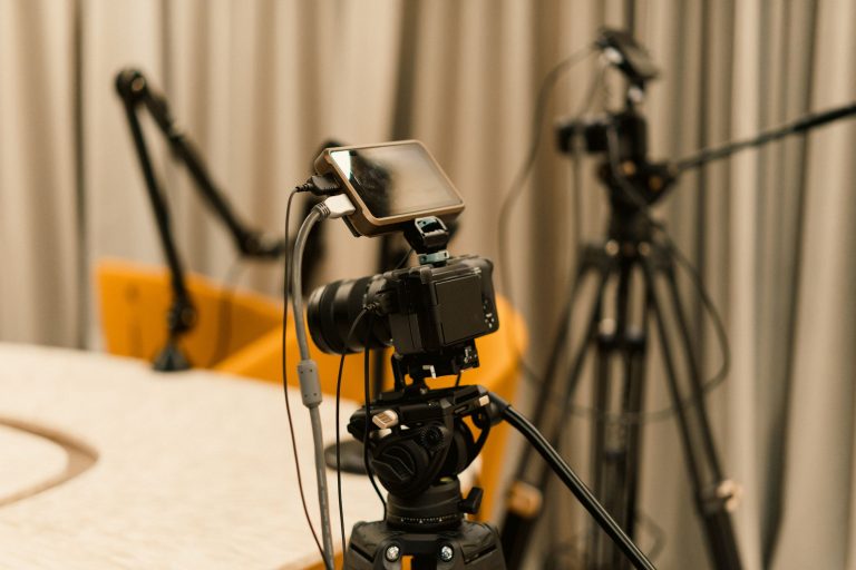 A professional studio with cameras, microphones, and other equipment ready for recording or live streaming. Un studio professionnel avec des caméras, des microphones et autres équipements prêts pour l'enregistrement ou la diffusion en direct.
