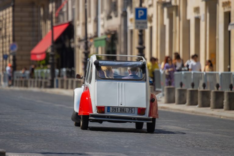 Citroën blanche circulant dans les rues de Paris