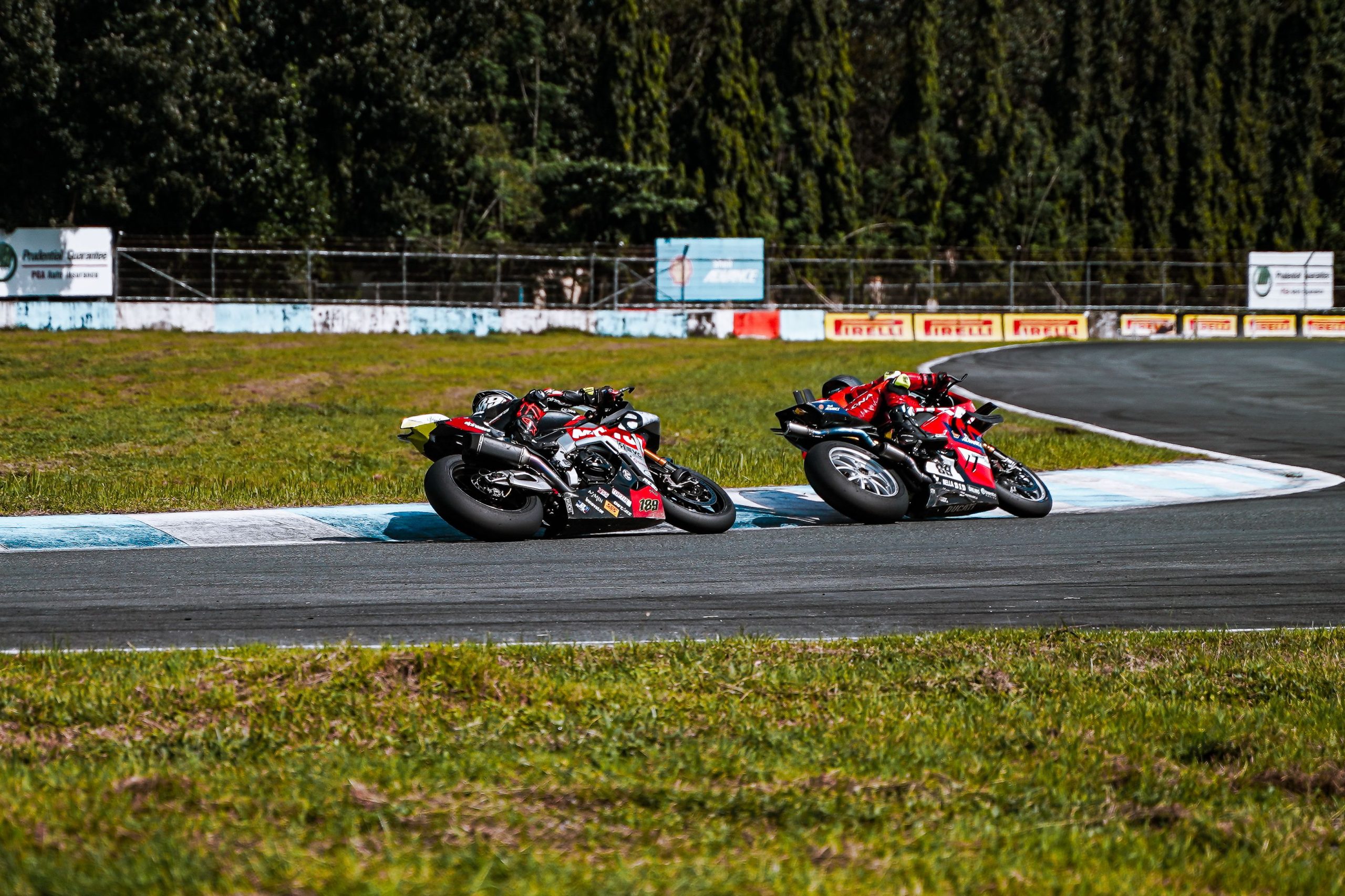 Deux motos en duel sur piste courbe outdoor
