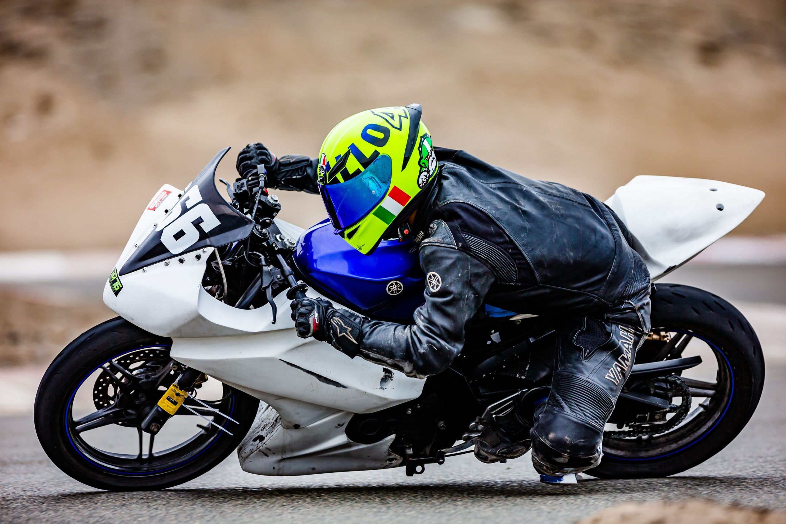 Motocycliste équipé racing à grande vitesse piste