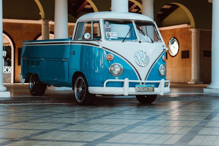 Classic blue Volkswagen T1 Ute showcased in Fortaleza, Brazil. Un classique Volkswagen T1 Ute bleu présenté à Fortaleza, Brésil.