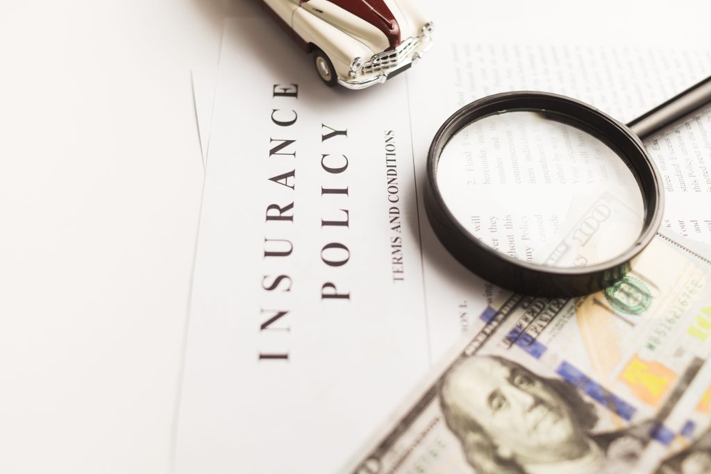 Document assurance voiture avec loupe et argent
