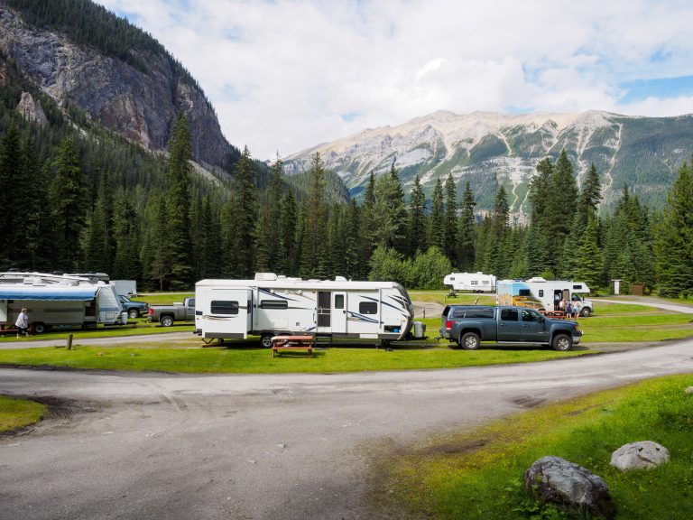 Camping-car en forêt montagne paysage nature
