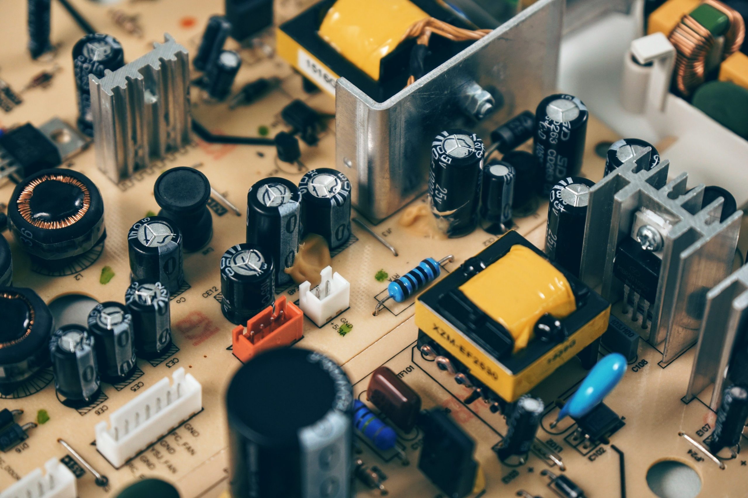 Condensateurs et résistances circuit électronique moderne