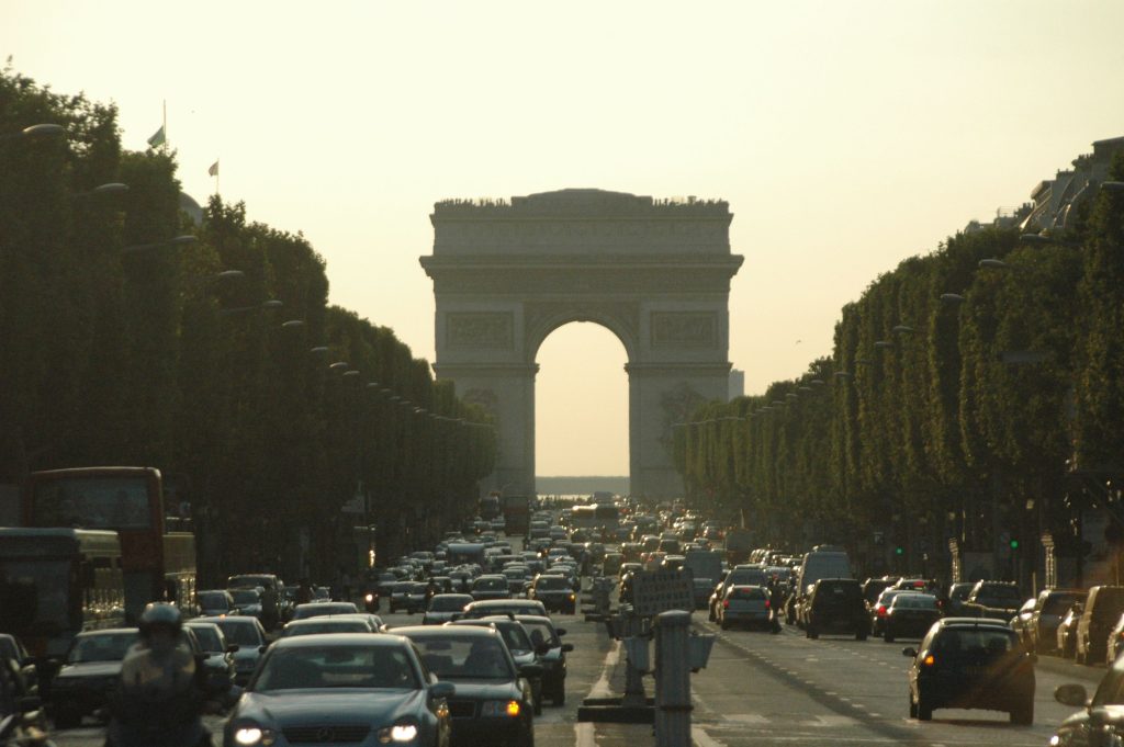 Embouteillages à l'Arc de Triomphe à Paris