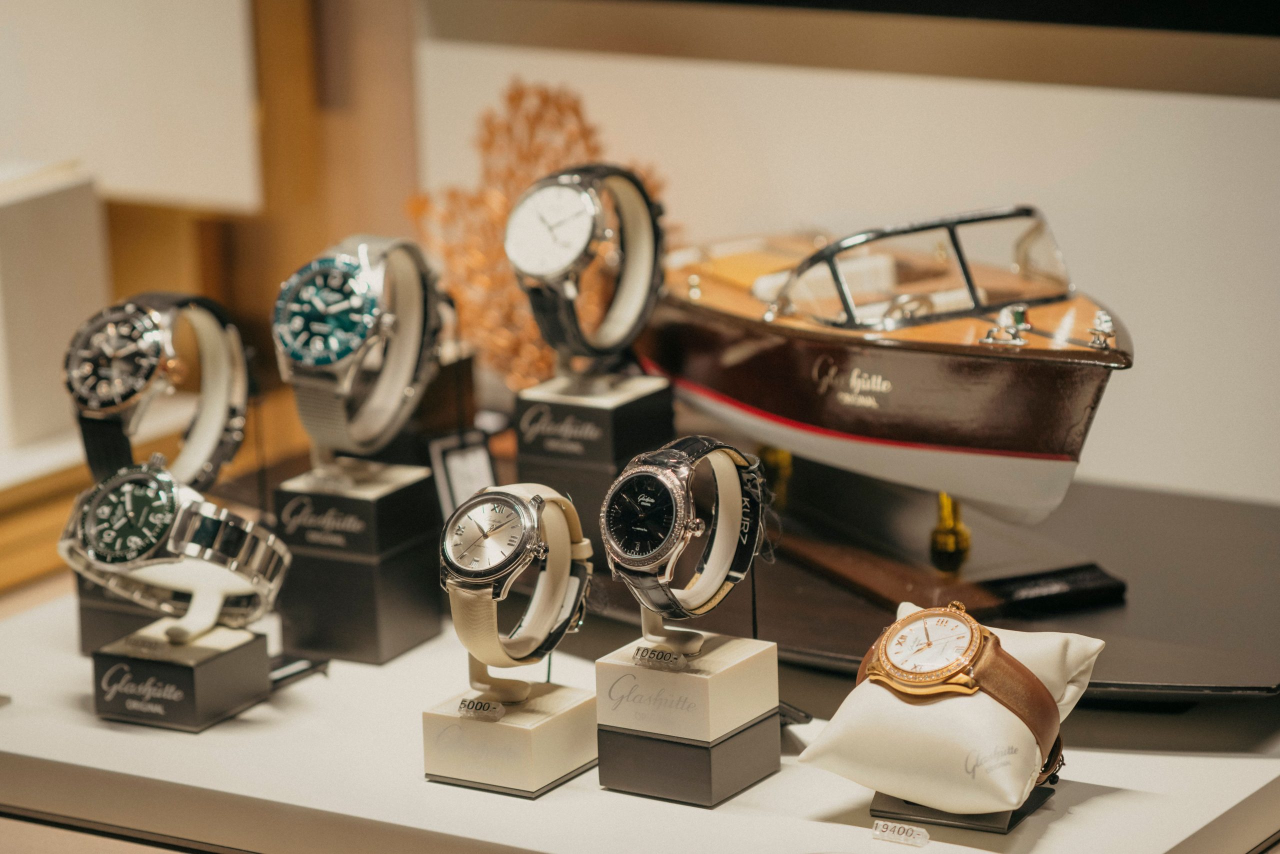 Collection de montres de prestige en vitrine