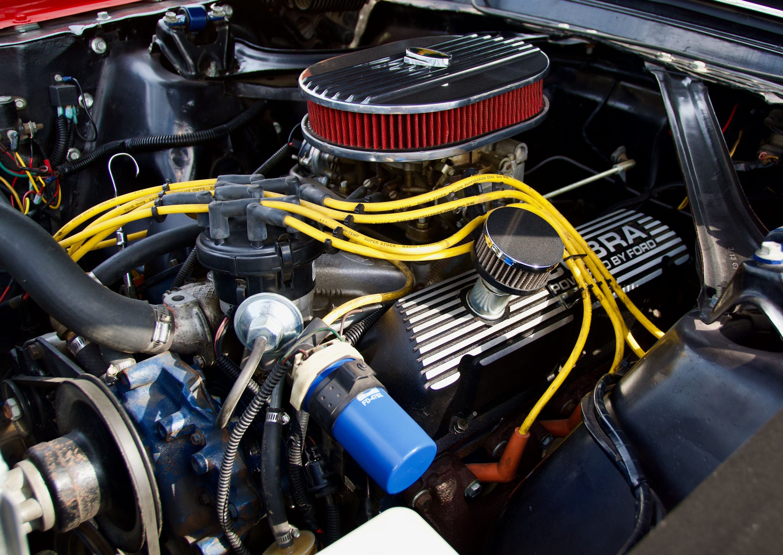 Composants moteur Ford avec câblage coloré