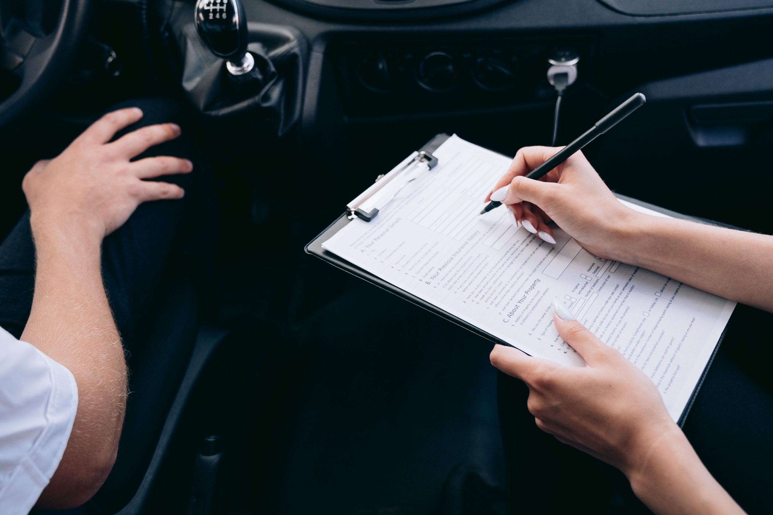 Personne signant contrat assurance dans voiture