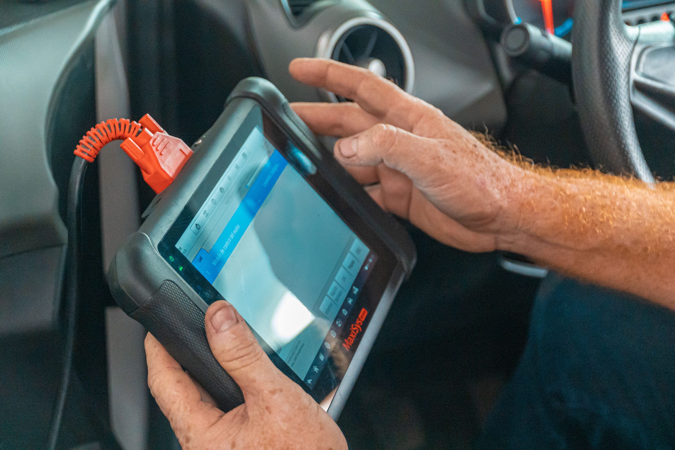 Mécanicien diagnostique automobile tablette numérique