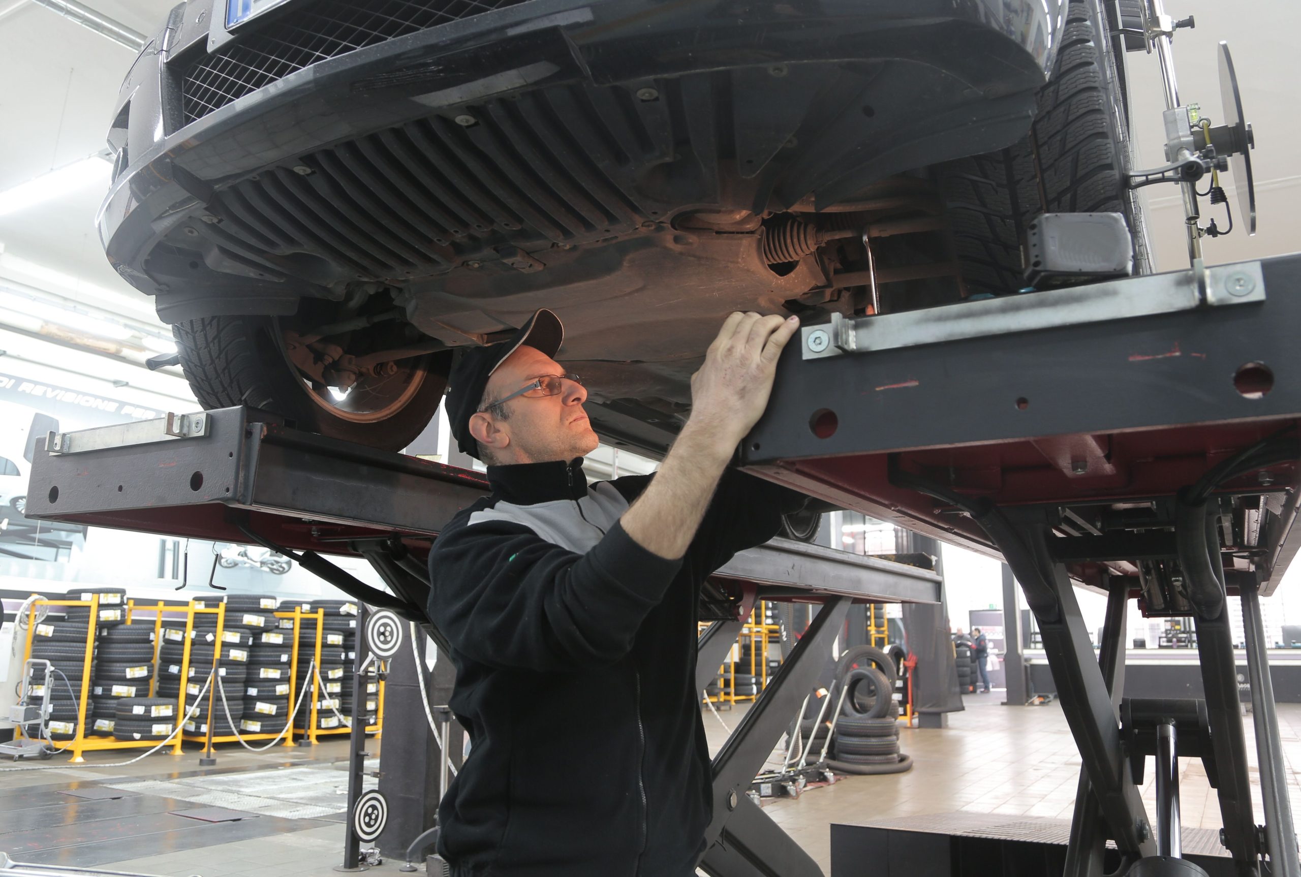 Contrôle technique sur pont élévateur automobile