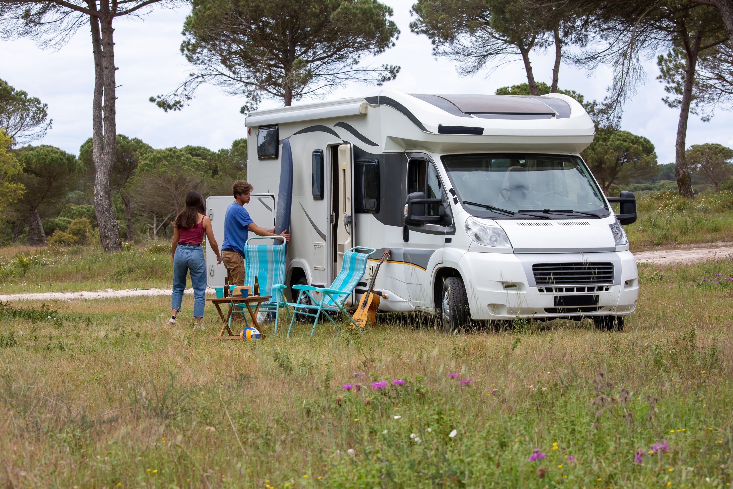 Couple camping-car prairie nature paysage idyllique