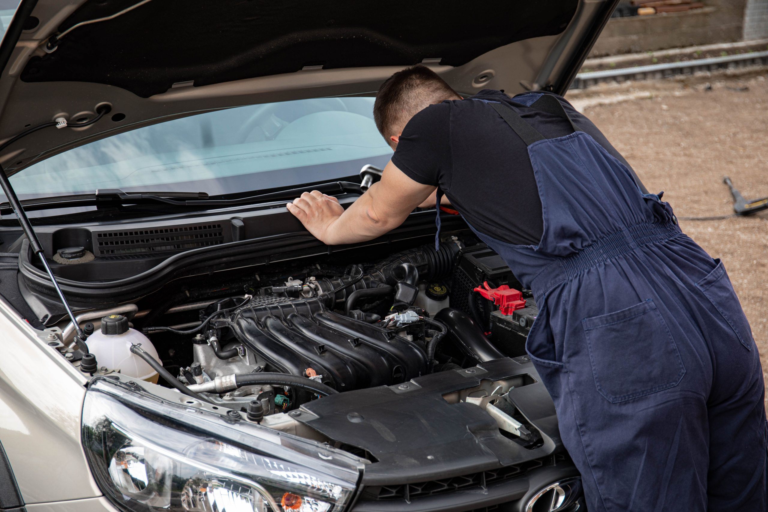 Mécanicien contrôle moteur voiture maintenance