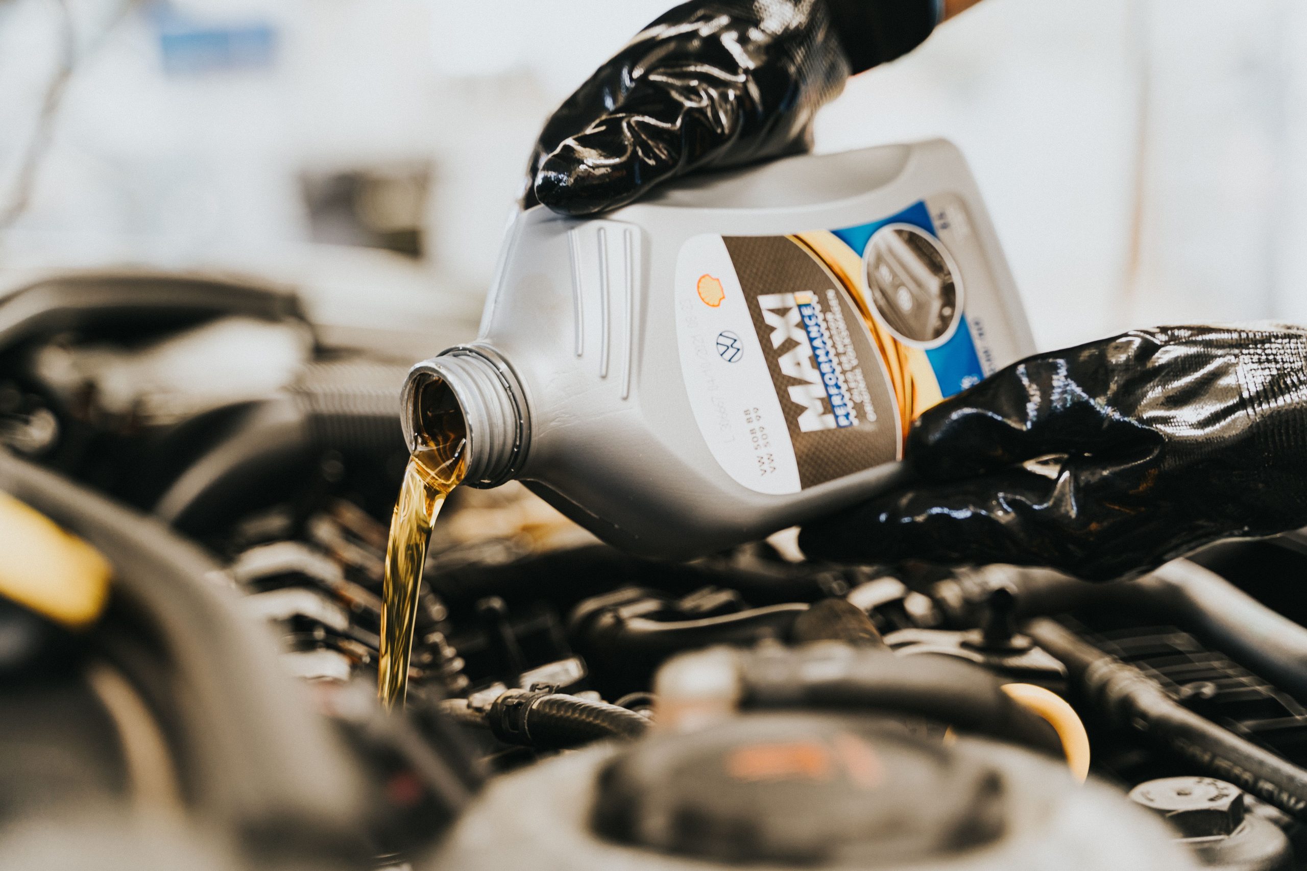 Versement huile moteur lors maintenance automobile