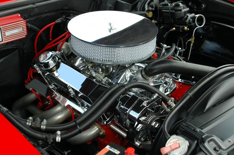 Moteur automobile chromé haute performance détaillé