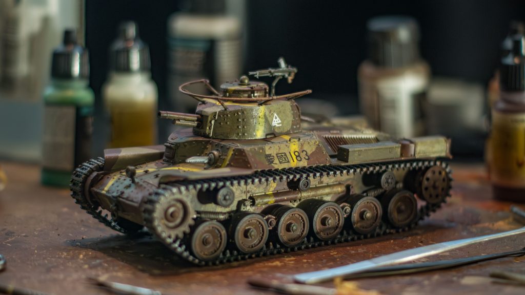 Maquette char détaillée sur plan de travail avec peintures