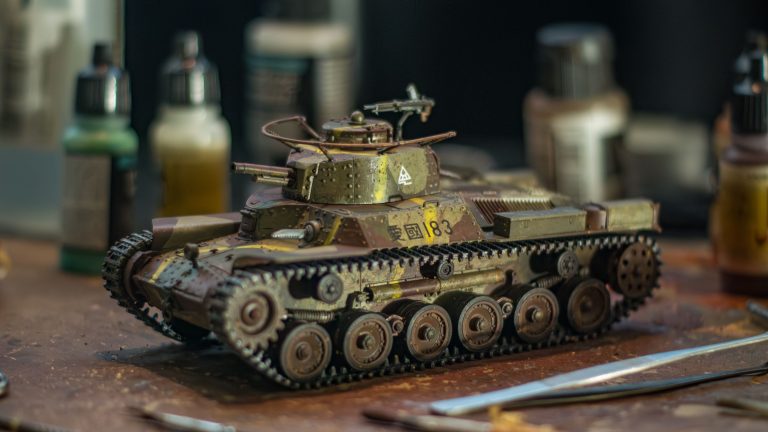 Maquette char détaillée sur plan de travail avec peintures