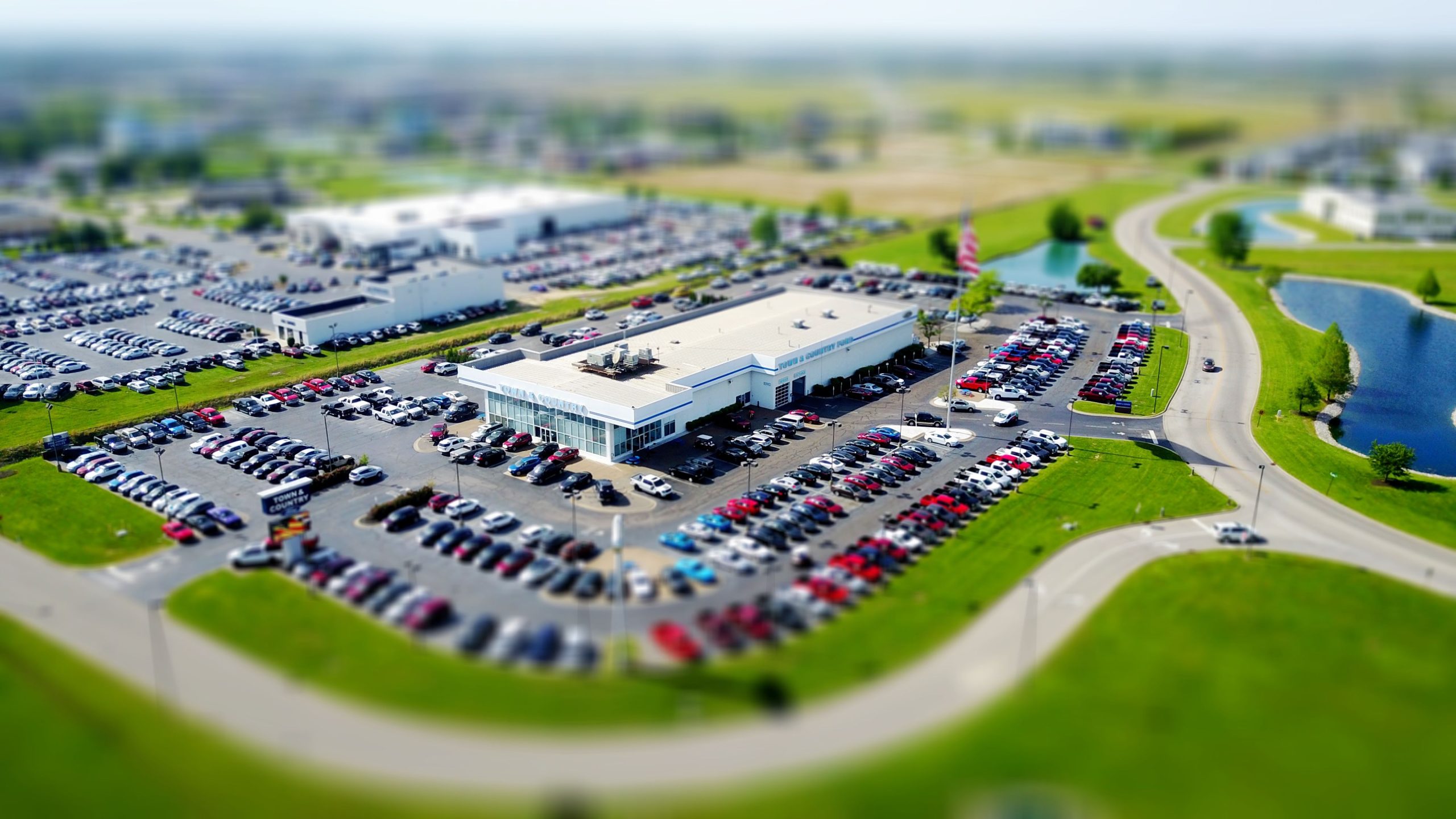 Vue aérienne d'un parc automobile en zone verte