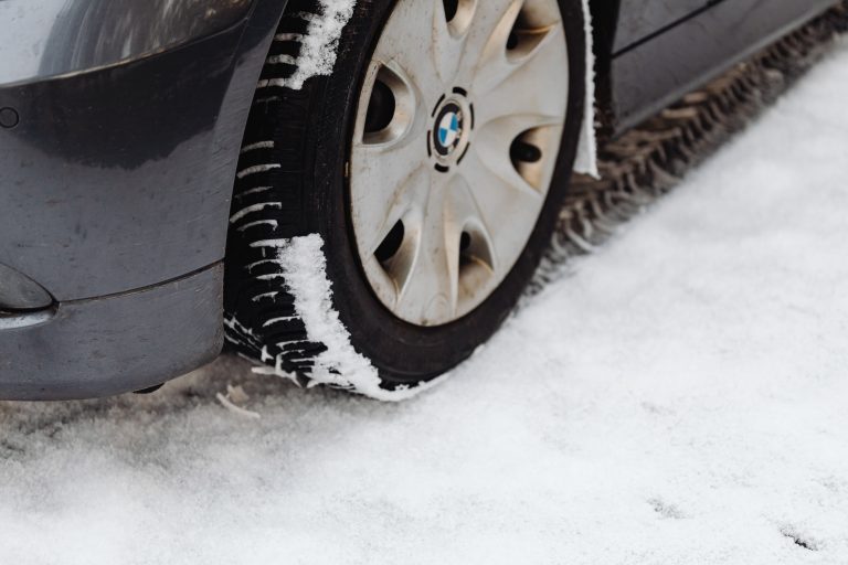 Pneu voiture sur route enneigée en hiver