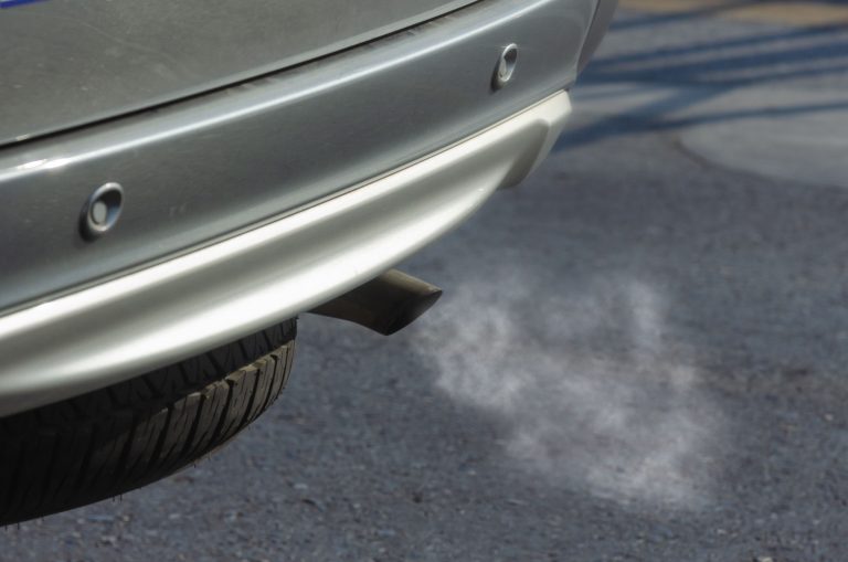 Tuyau d'échappement voiture émettant fumée