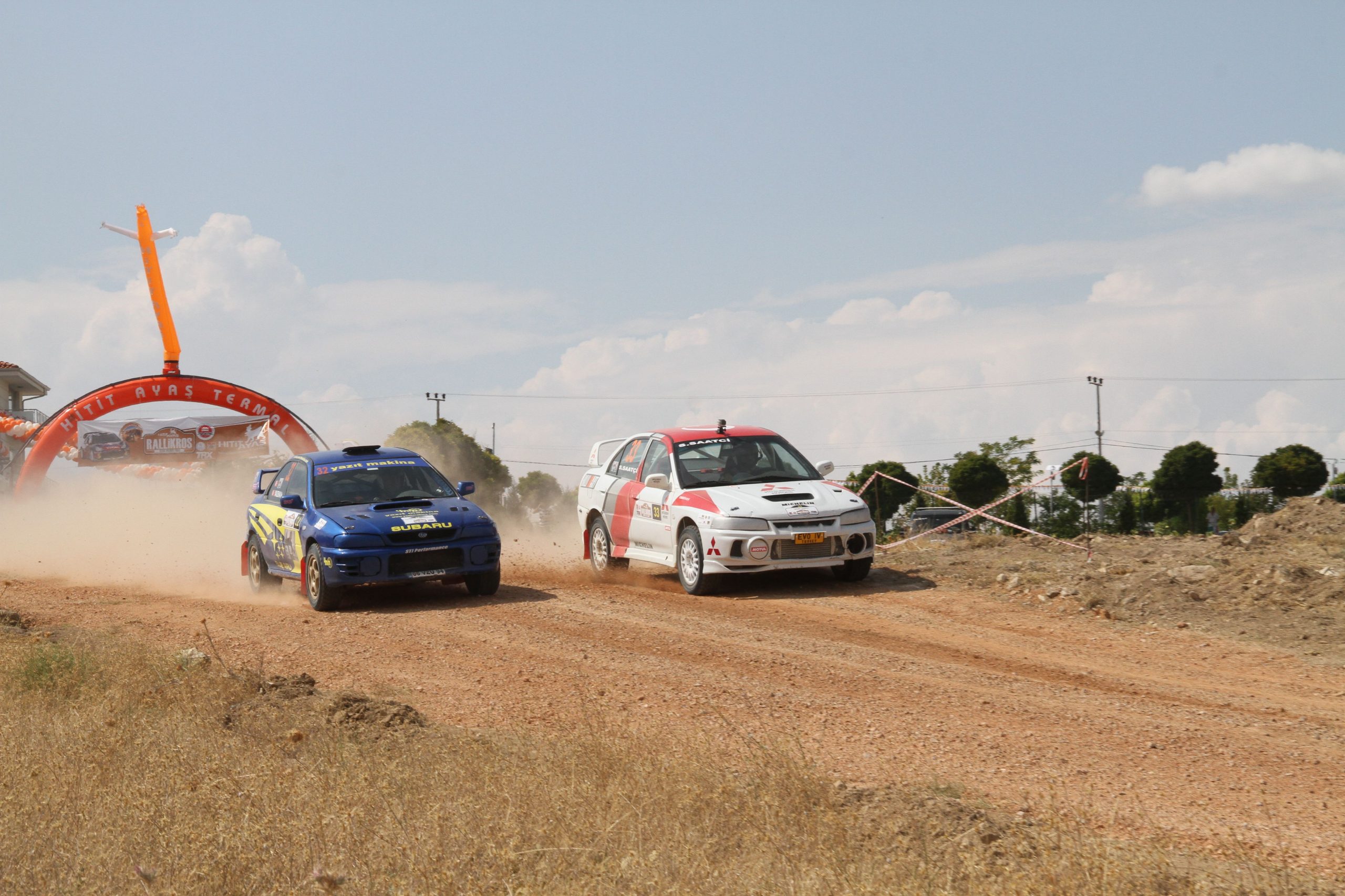 Deux voitures de rallye speeding sur piste poussiéreuse