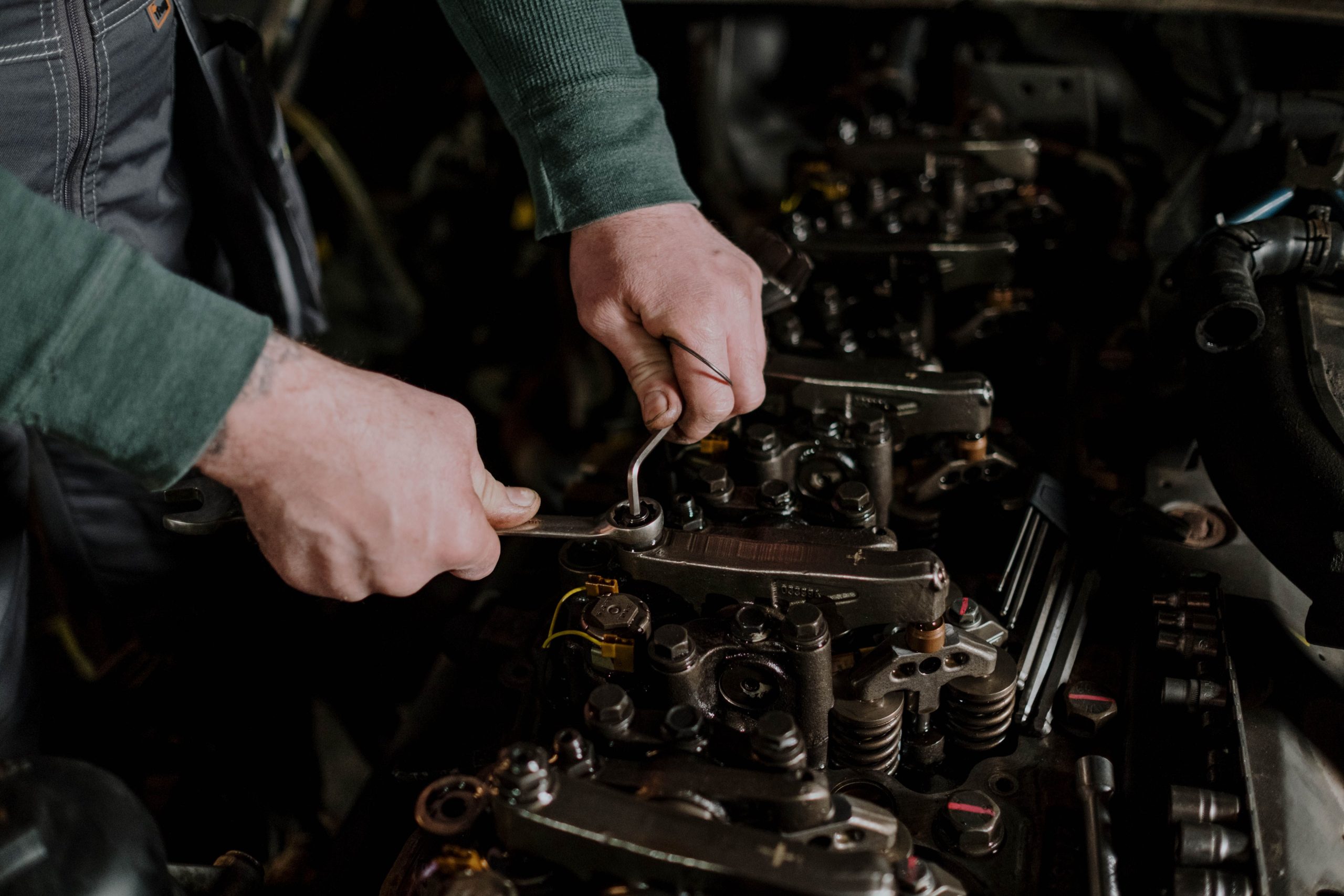 Gros plan réparation moteur avec outils de précision
