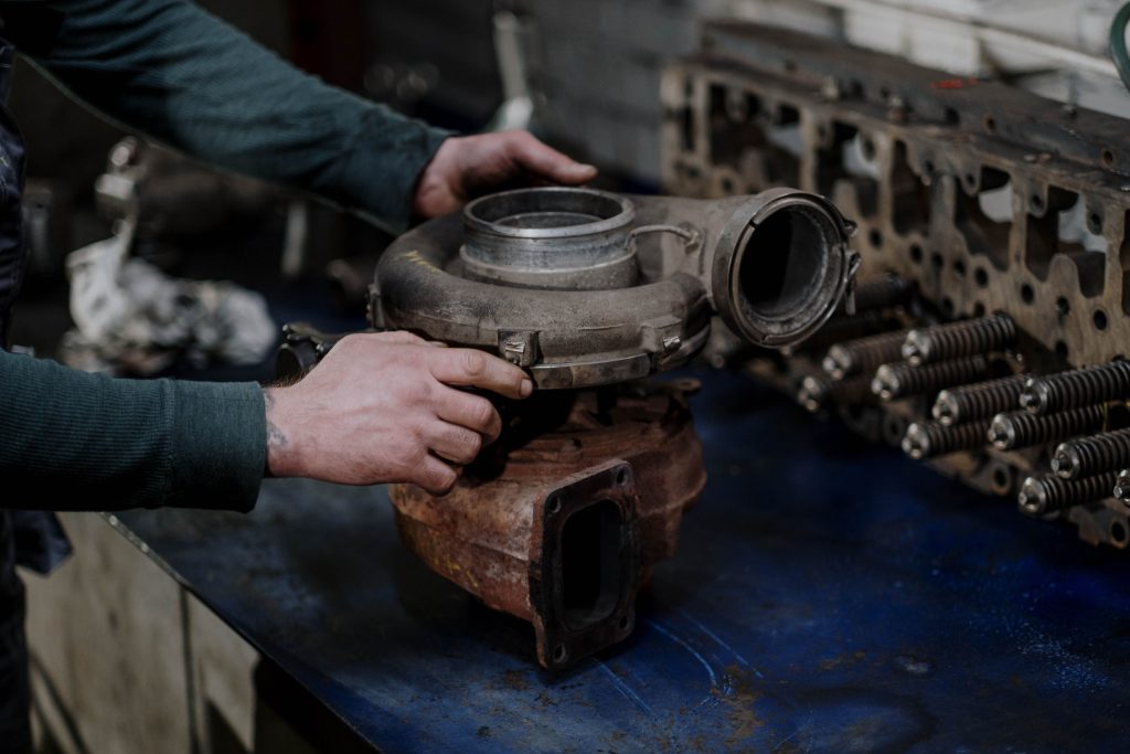 Mécanicien réparant un turbocompresseur en atelier