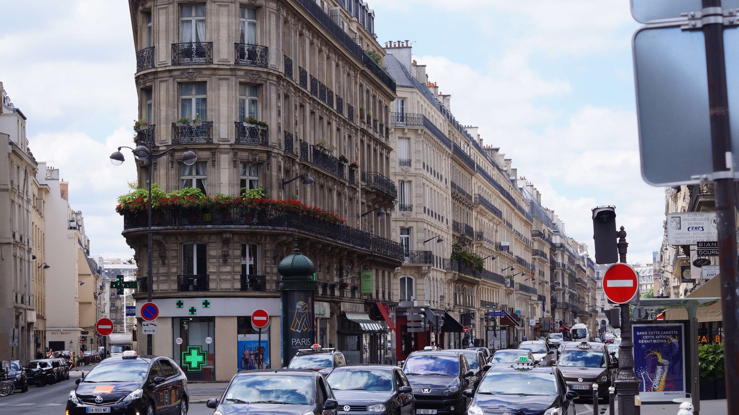 Circulation dense dans les rues de Paris