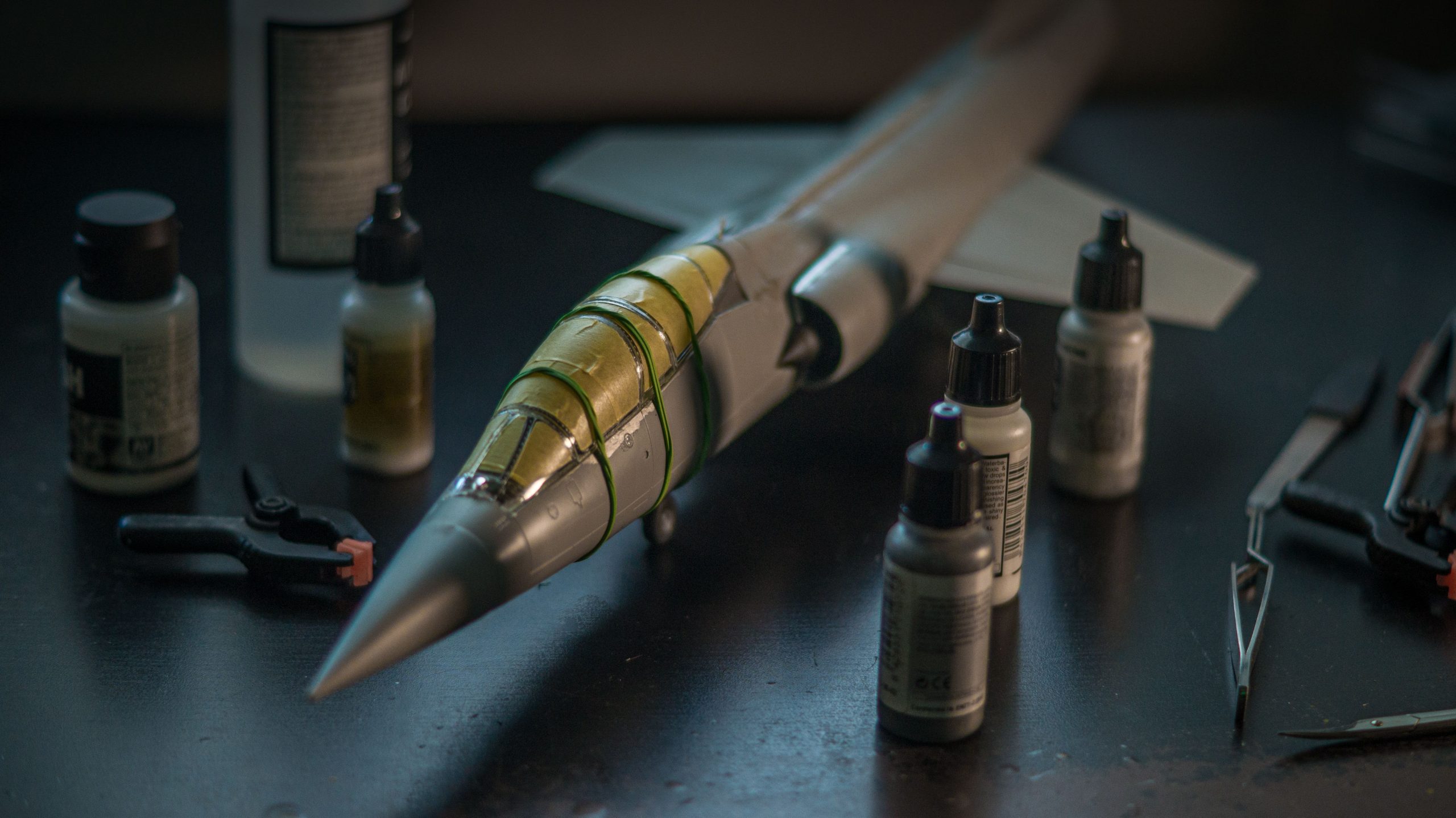 Maquette F-104 Starfighter avec outils et peintures