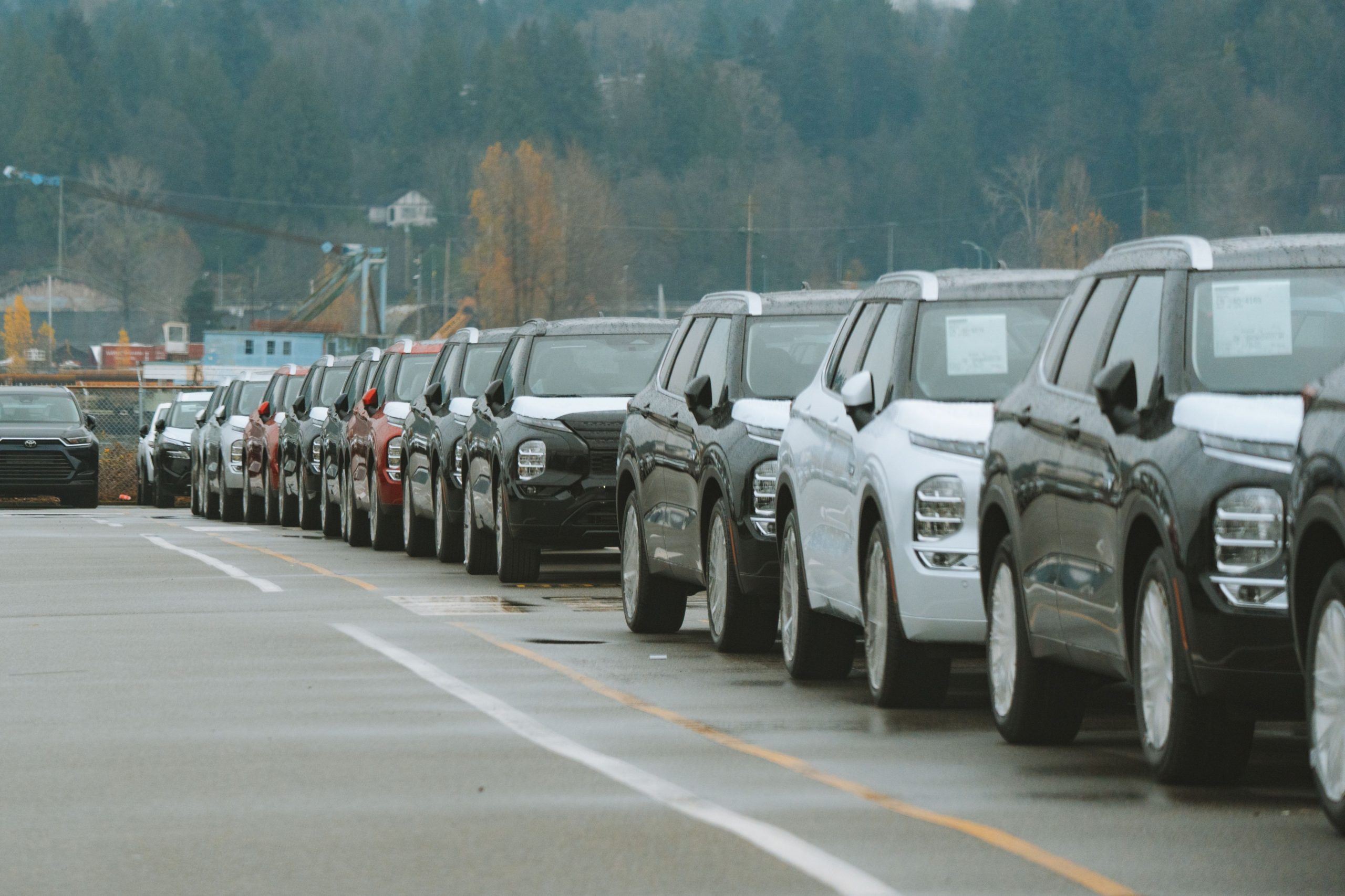 Rangée de nouveaux SUV exposés à la vente
