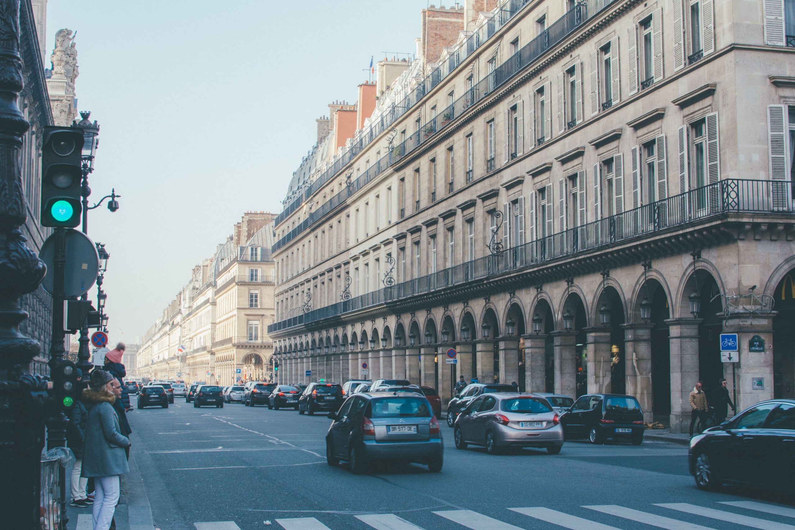 Rue parisienne animée avec architecture classique