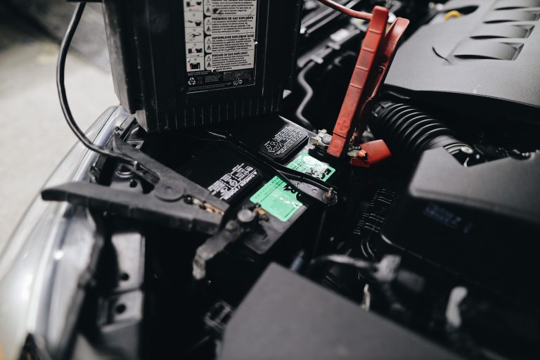 Batterie voiture rechargée avec câbles de démarrage