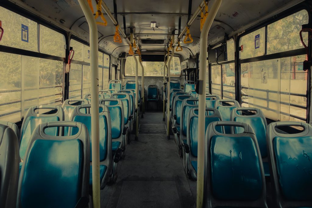 Intérieur vide d'un bus avec sièges bleus