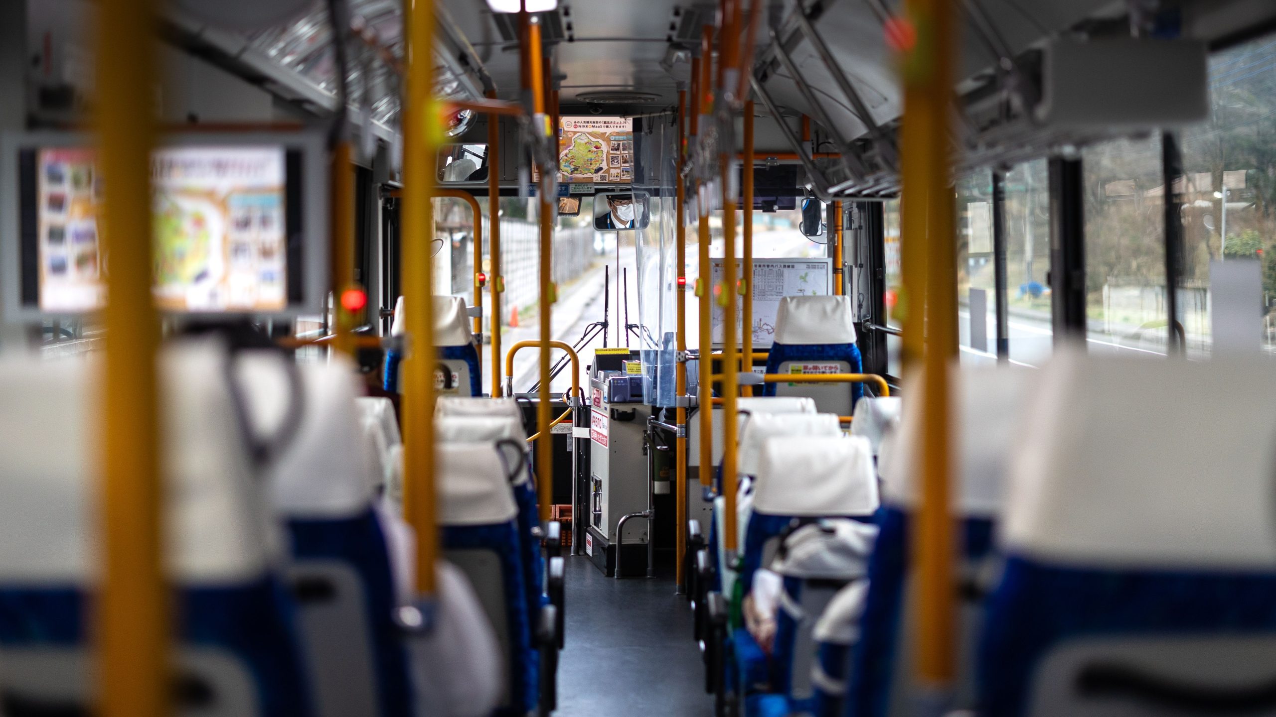Bus japonais moderne aux sièges blancs vides