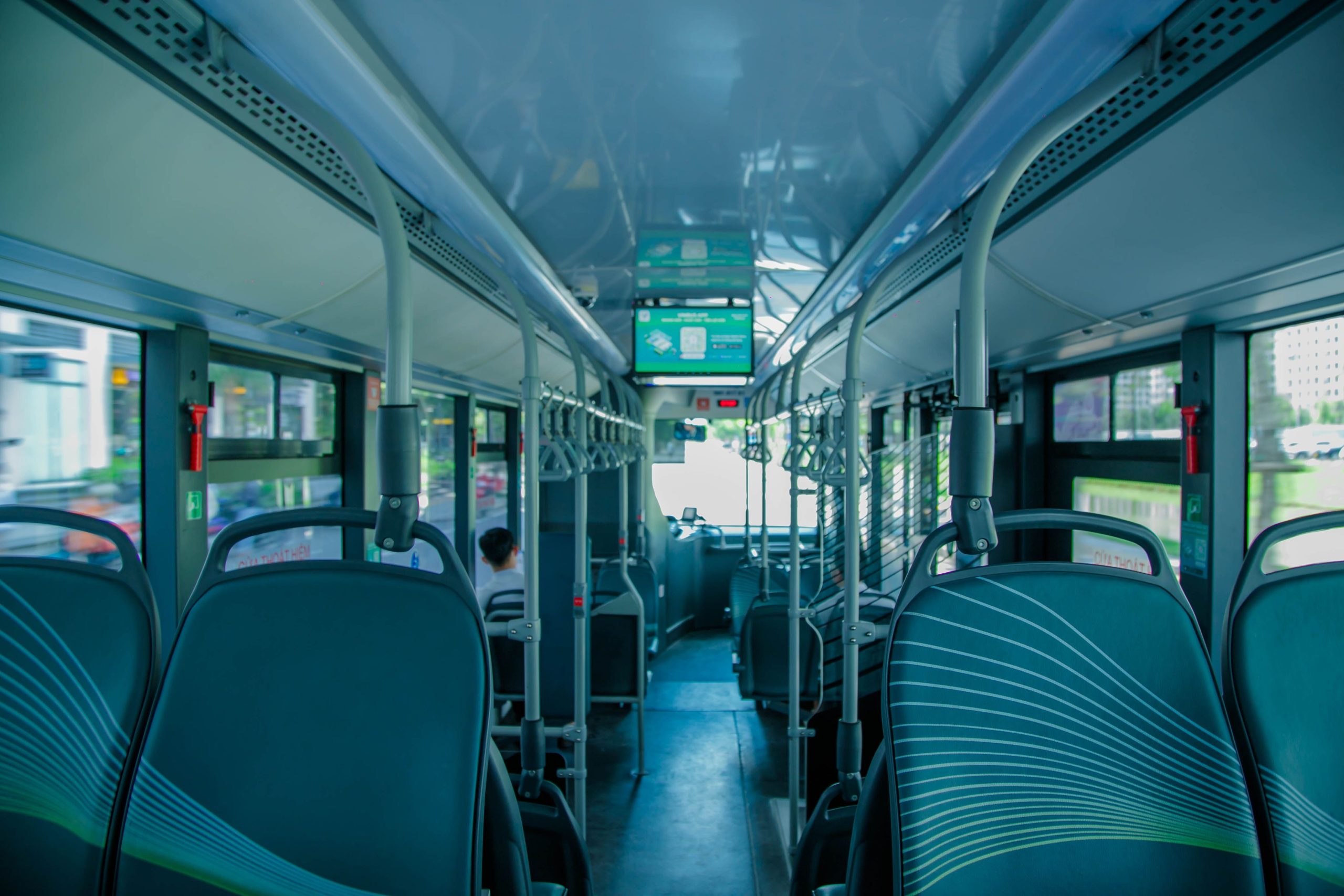 Intérieur spacieux et moderne d'un bus urbain