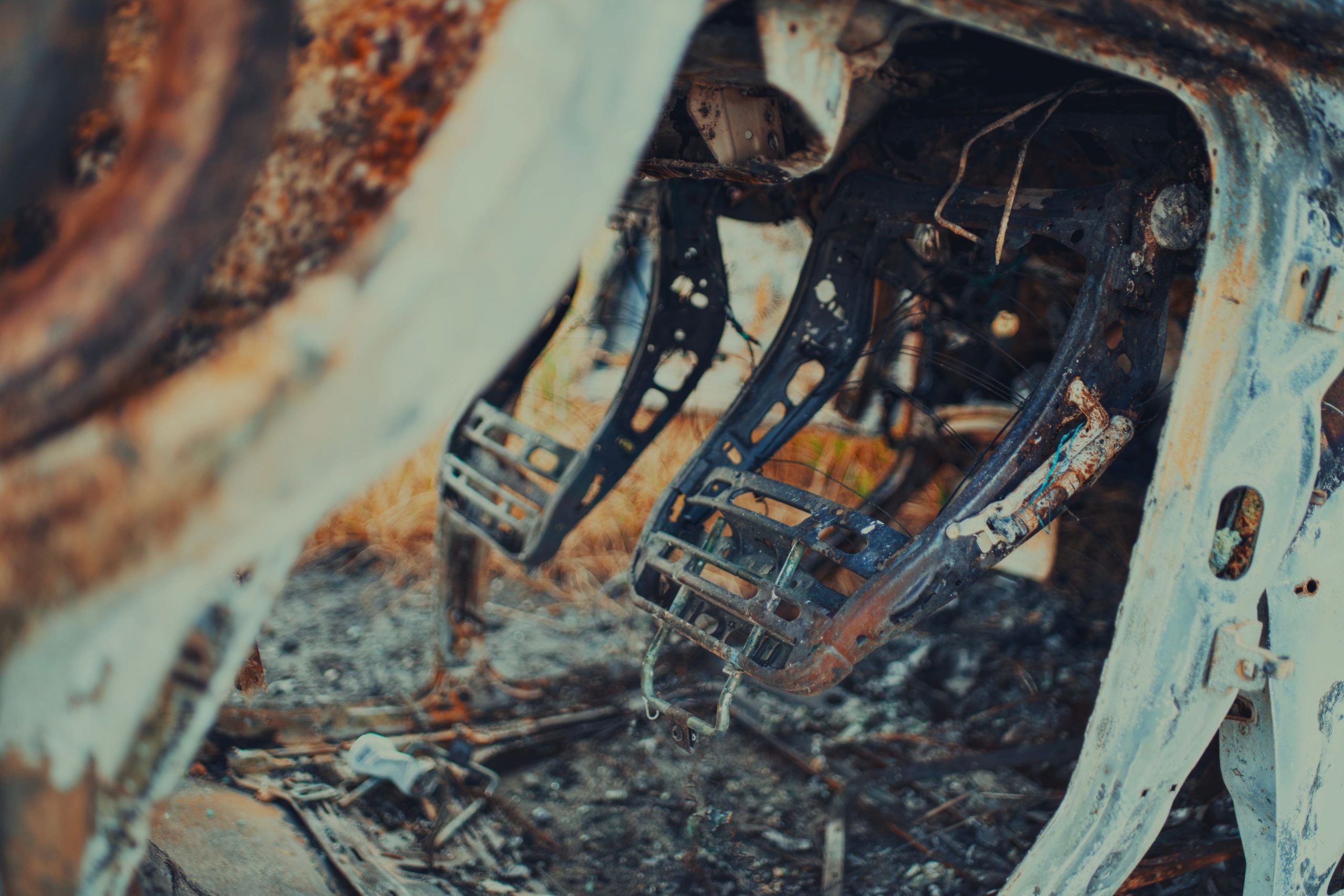 Intérieur corrodé voiture brûlée renversée