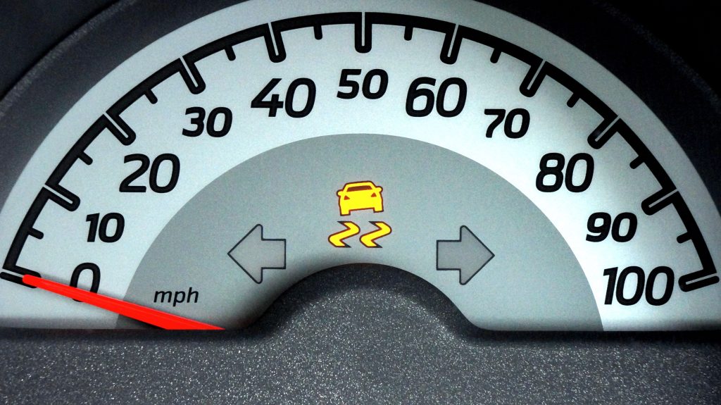 Gros plan compteur automobile avec voyant d'alerte