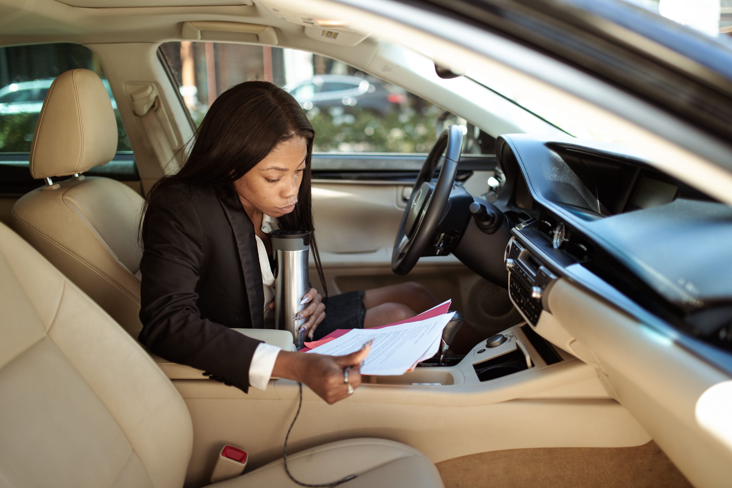 Femme lisant des documents importants en voiture