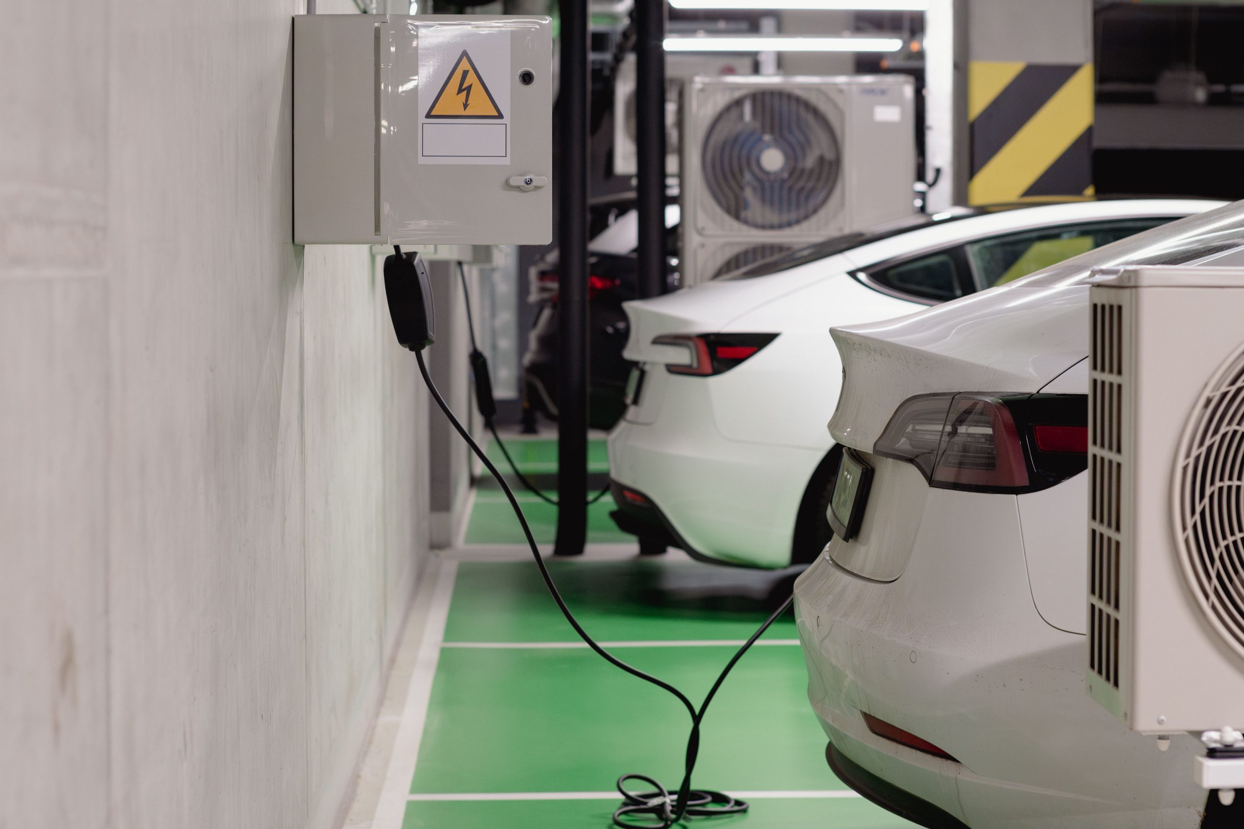 Véhicules électriques garage souterrain moderne recharge