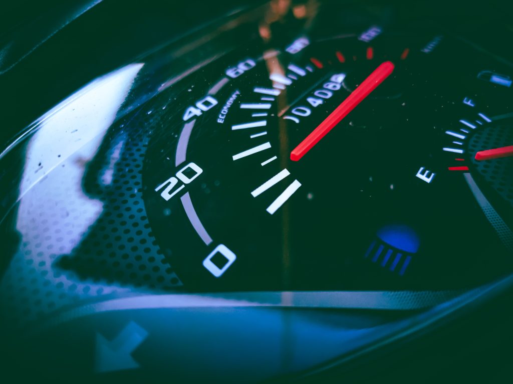 Compteur de vitesse et jauge carburant indiquant le niveau essence