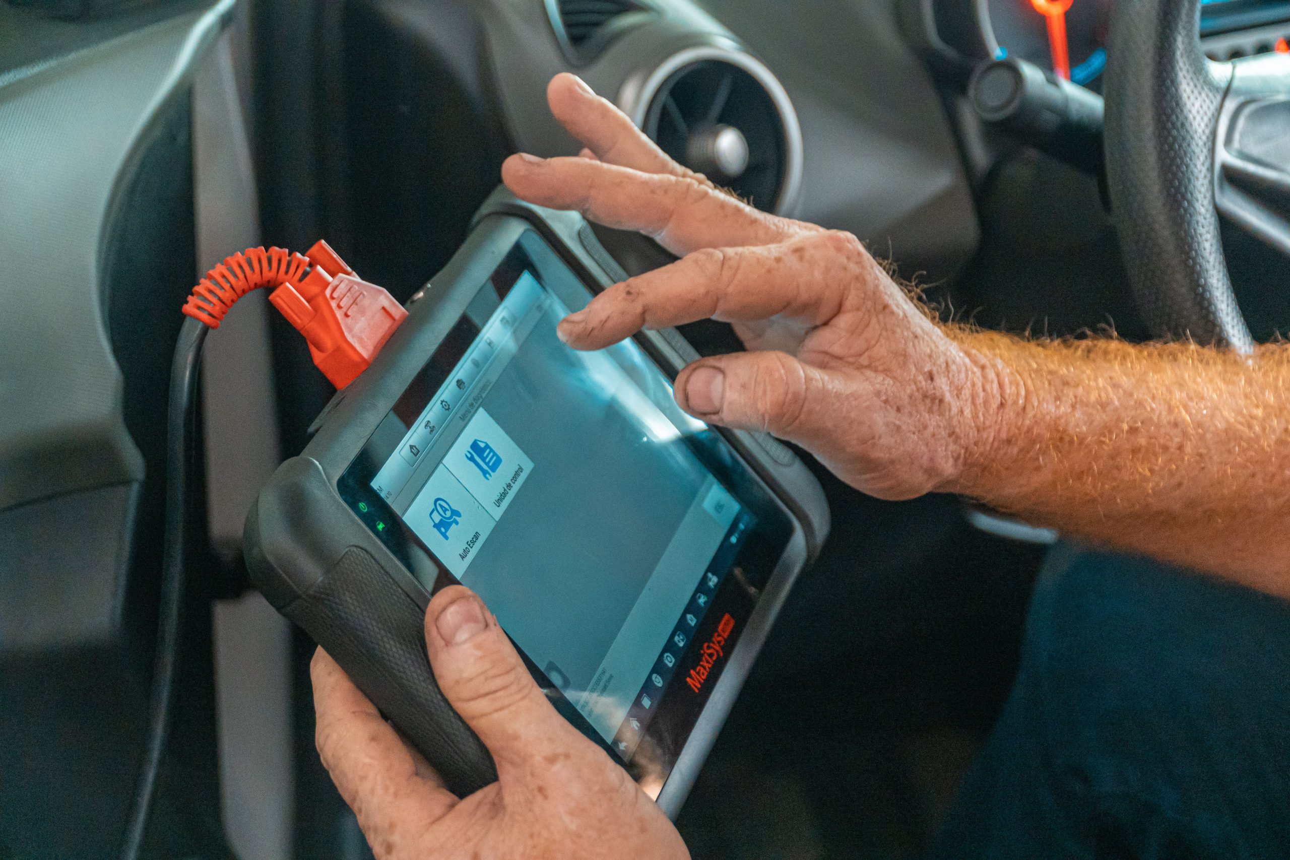 Mécanicien utilisant outil diagnostic pour vérifier moteur