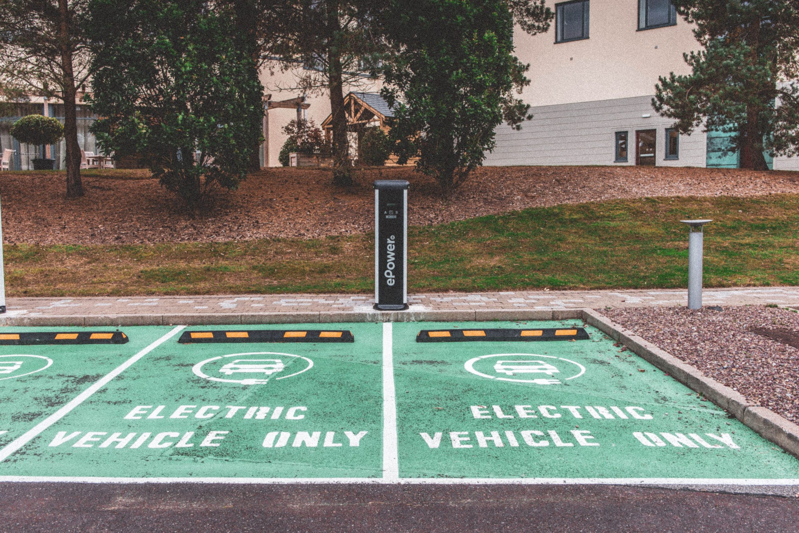 Parking vert véhicule électrique urbain recharge