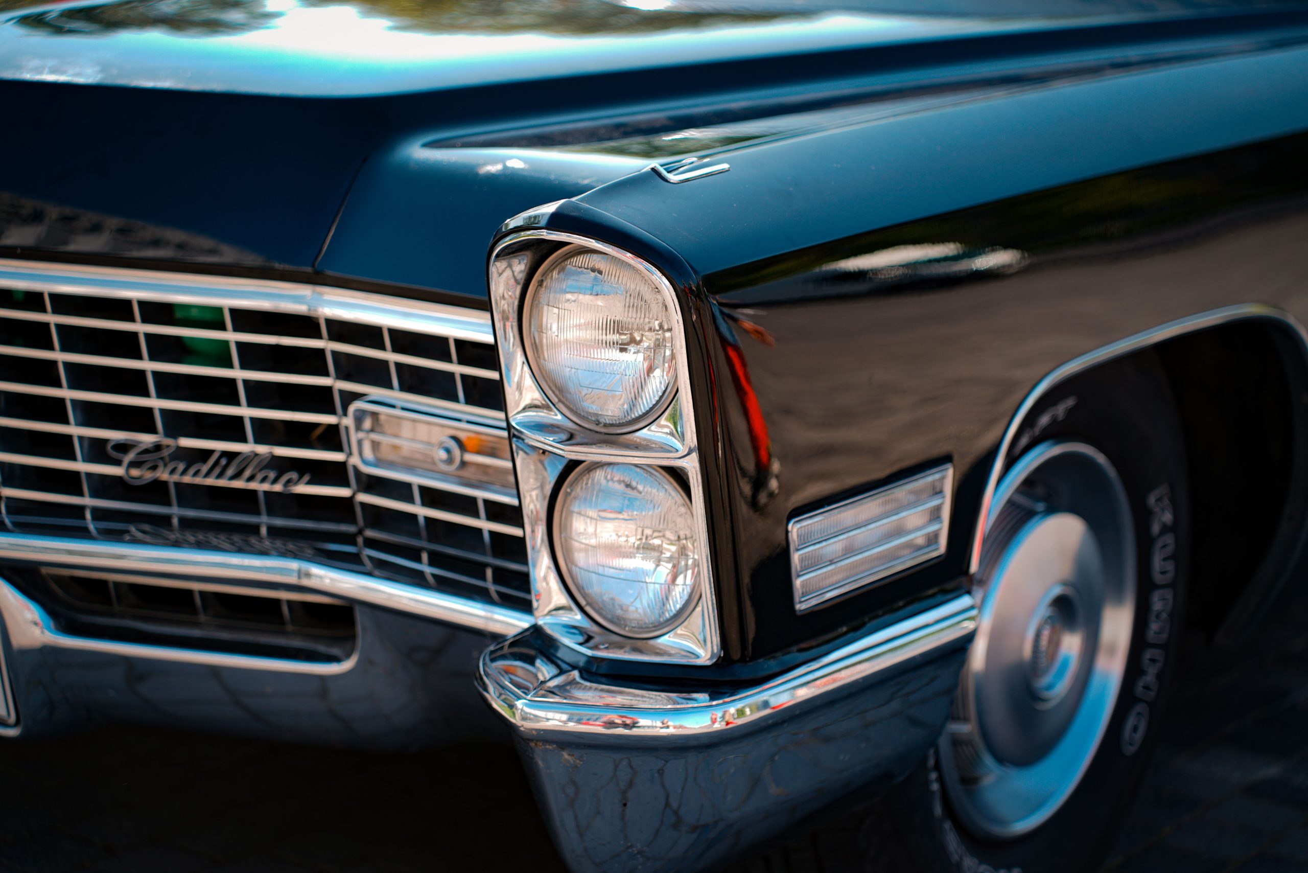 Phares chromés brillants d'une Cadillac vintage