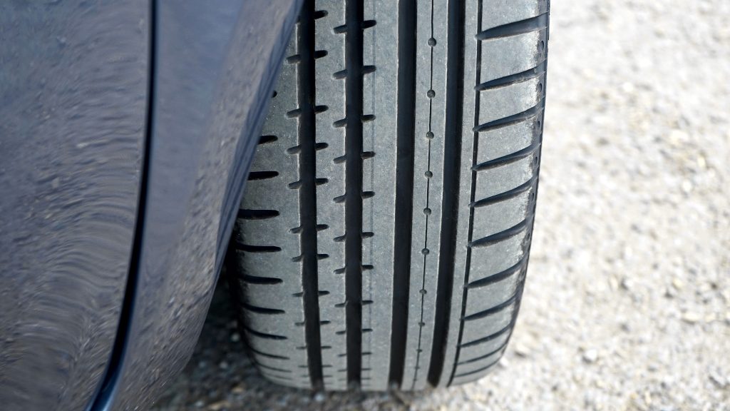 Pneu déformé sur route graveleuse en gros plan