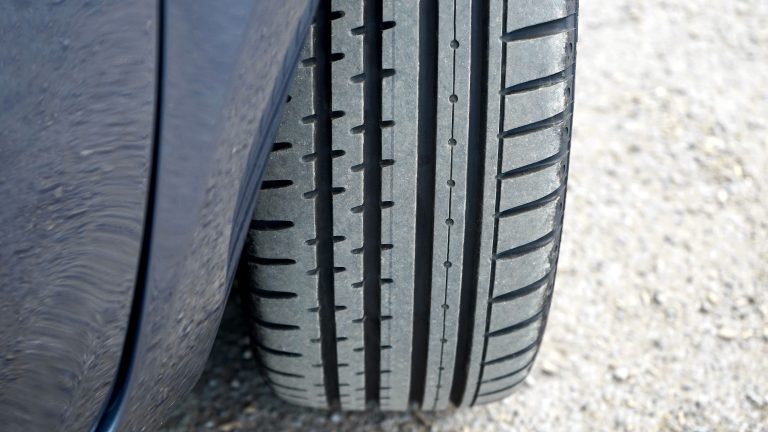 Pneu déformé sur route graveleuse en gros plan