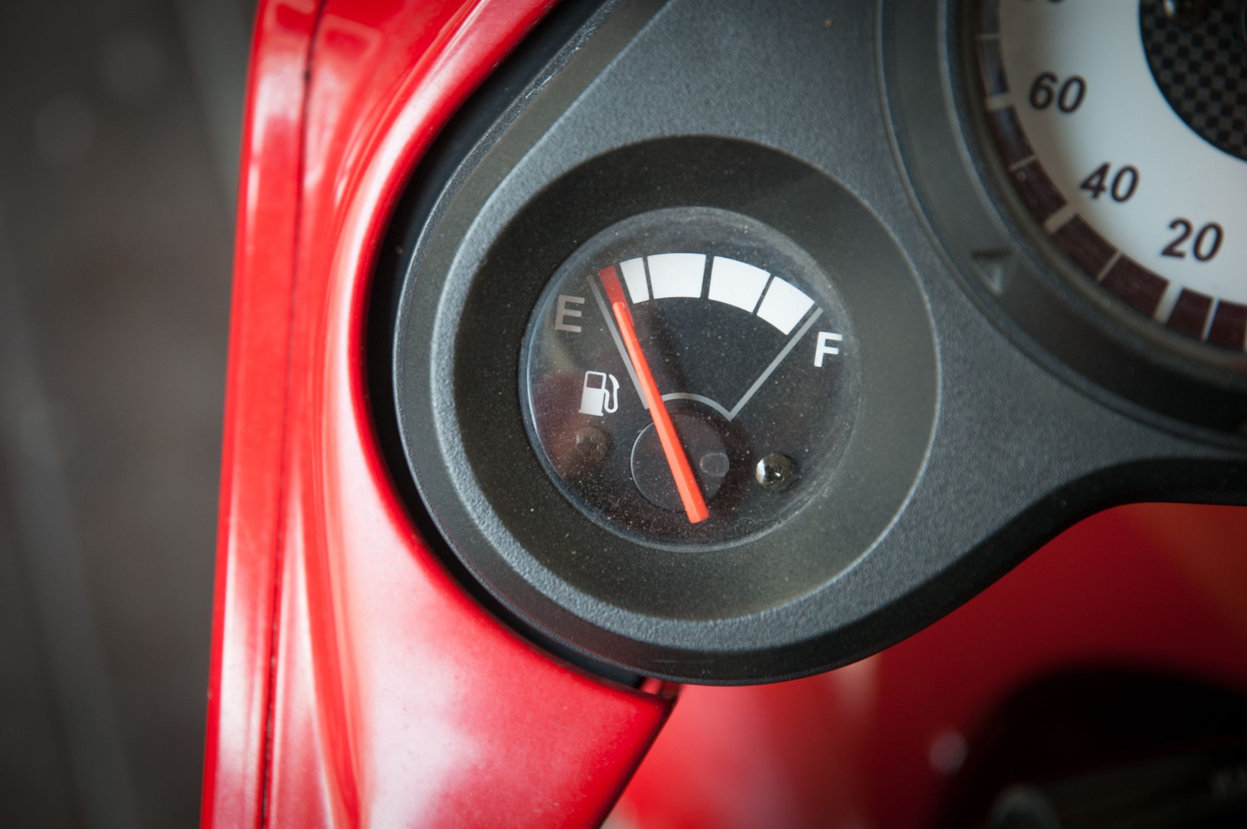 Jauge carburant voiture aiguille pointant réserve vide