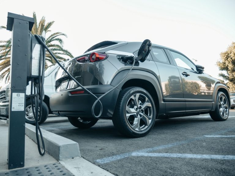 Véhicule électrique rechargé à une station extérieure