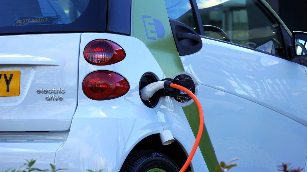 Gros plan voiture électrique en charge écologique