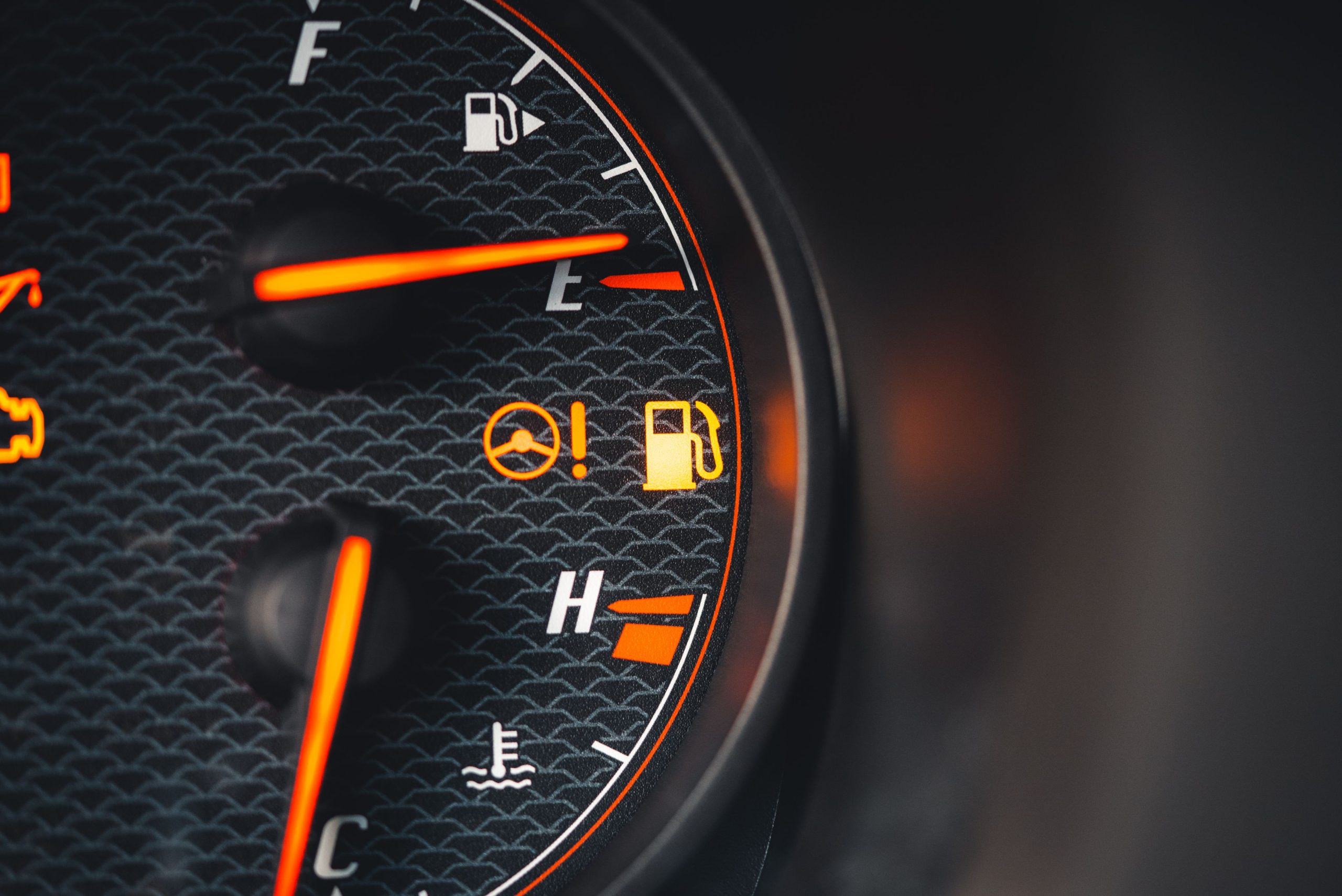 Tableau de bord voiture indicateurs carburant température